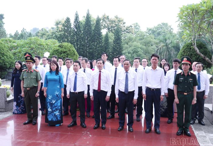 Các đại biểu dành phút mặc niệm tưởng nhớ các Anh hùng liệt sĩ.