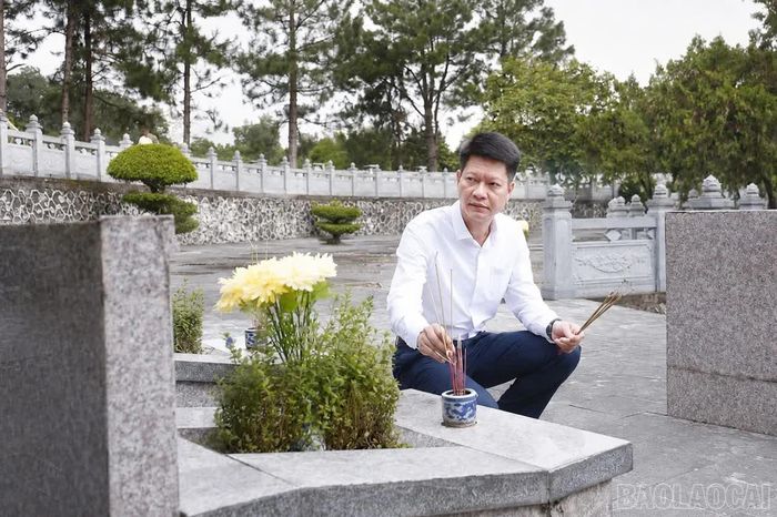 Các đồng chí Thường trực Tỉnh ủy thắp hương tại phần mộ các liệt sĩ.