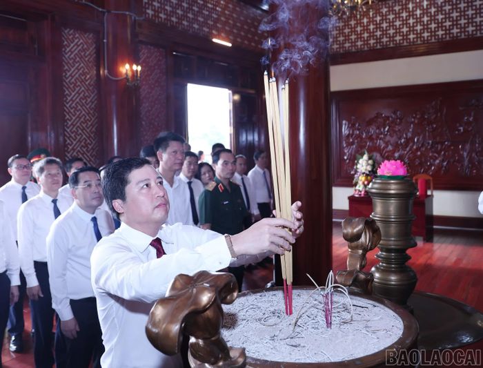 Đồng chí Dương Quốc Huy - Ủy viên Ban Chấp hành Trung ương Đảng, Bí thư Tỉnh ủy dâng hương tưởng nhớ công lao to lớn của Chủ tịch Hồ Chí Minh.
