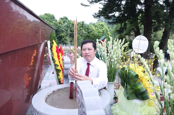 Đồng chí Dương Quốc Huy - Ủy viên Ban Chấp hành Trung ương Đảng, Bí thư Tỉnh ủy dâng hương tại Đài ghi công tưởng nhớ các Anh hùng liệt sĩ.