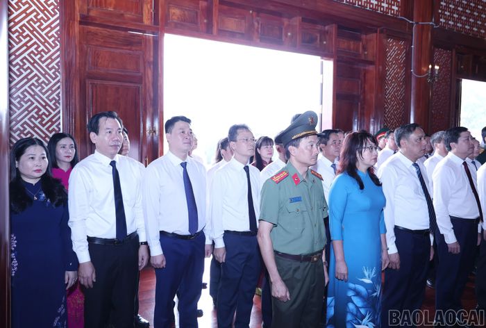 Các đại biểu dành phút mặc niệm tưởng nhớ Chủ tịch Hồ Chí Minh.