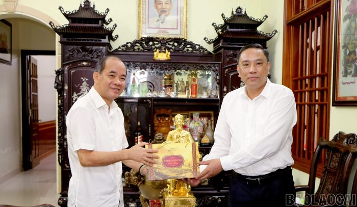 Phó Bí thư Thường trực Tỉnh ủy, Chủ tịch HĐND tỉnh Hoàng Giang thăm hỏi, tặng quà đồng chí Tạ Văn Long, nguyên Phó Bí thư Thường trực Tỉnh ủy, Chủ tịch HĐND tỉnh Yên Bái (cũ).