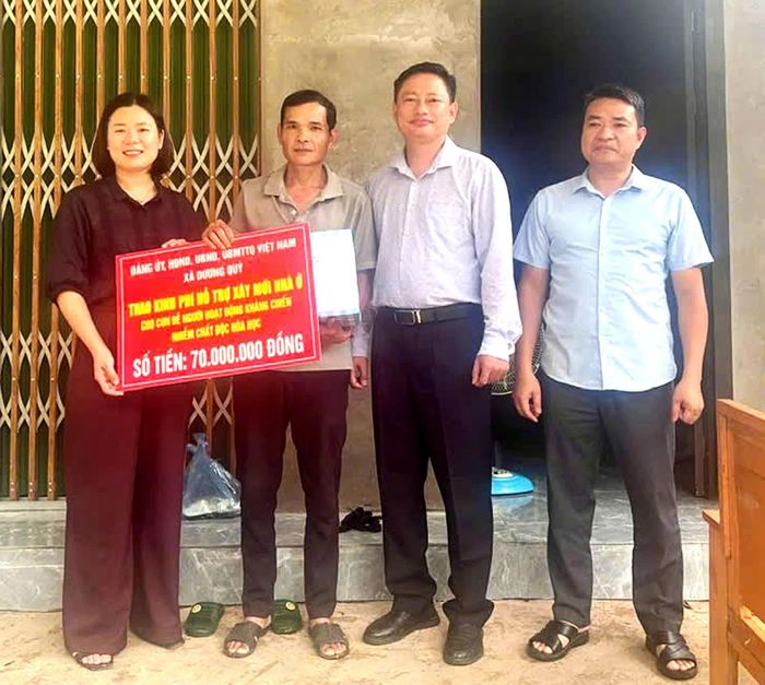 Đoàn đến trao kinh phí hỗ trợ hộ ông La Đức Khánh, thôn Tông Pháy.