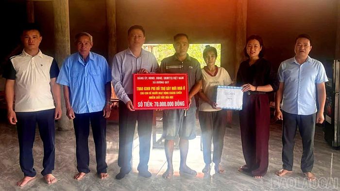 Đoàn đến trao kinh phí hỗ trợ hộ ông La Văn Sinh, thôn Bản Pàu.