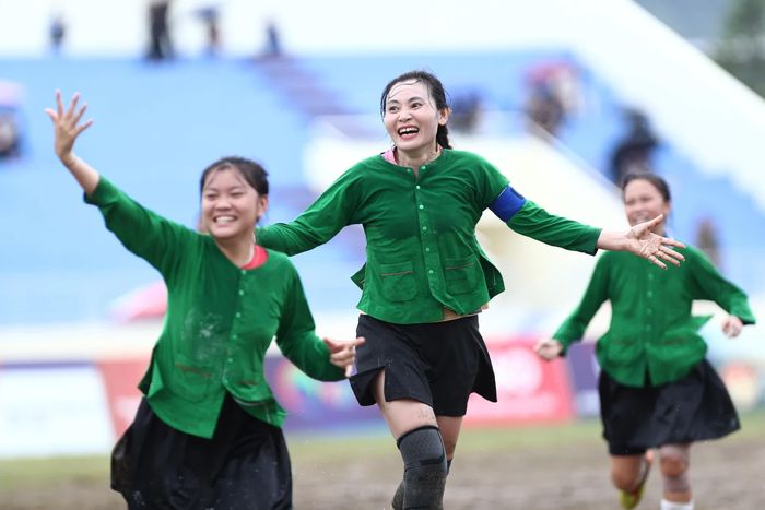 Màn ăn mừng của các cầu thủ Lục Yên. (Ảnh Ban Tổ chức)