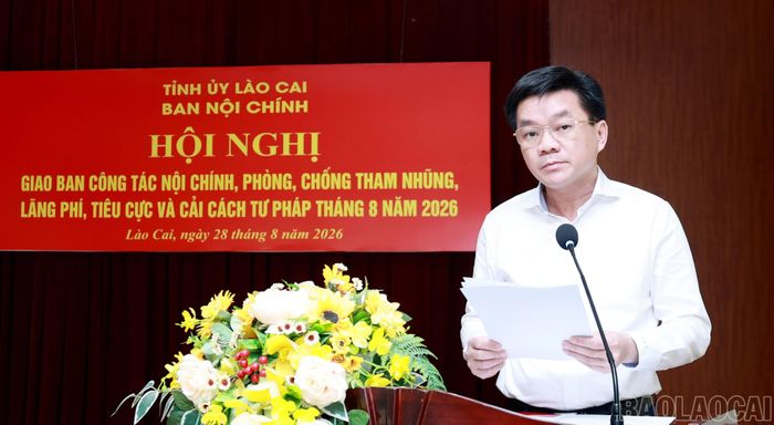 Lãnh đạo Ban Nội chính Tỉnh ủy trình bày báo cáo kết quả công tác tháng 8 năm 2026.