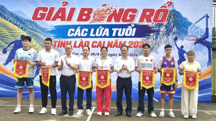 Ban Tổ chức trao cờ lưu niệm cho các đội tham dự giải.