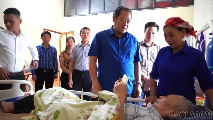 Đồng chí Lý Bình Minh trao quà cho đồng chí Hà Xuân Kiến và gia đình.