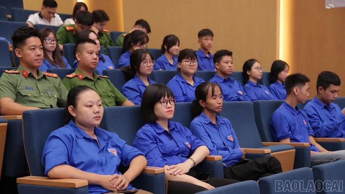 Các đại biểu nghe truyền đạt chuyên đề tại hội nghị.