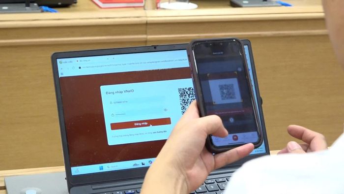 Các đại biểu thực hành thao tác trên phần mềm tại hội nghị.