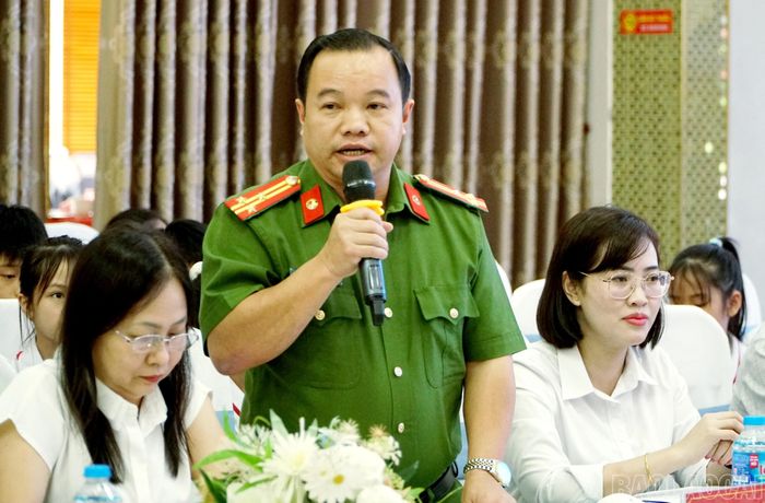 Đại diện các sở, ngành trả lời câu hỏi của trẻ em tại diễn đàn.