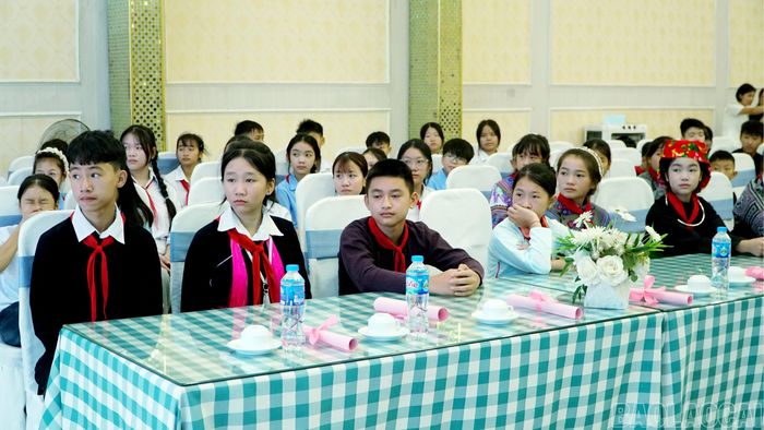 Các đại biểu và trẻ em tham dự diễn đàn.