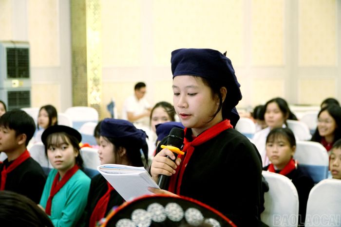 Trẻ em tham gia đóng góp ý kiến tại diễn đàn.