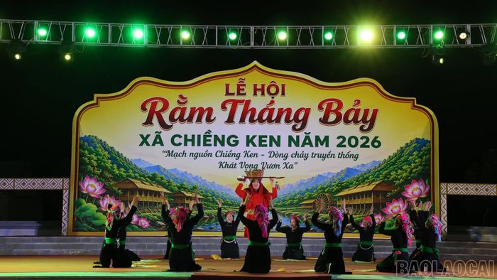 Tiết mục văn nghệ đặc sắc tại lễ hội.