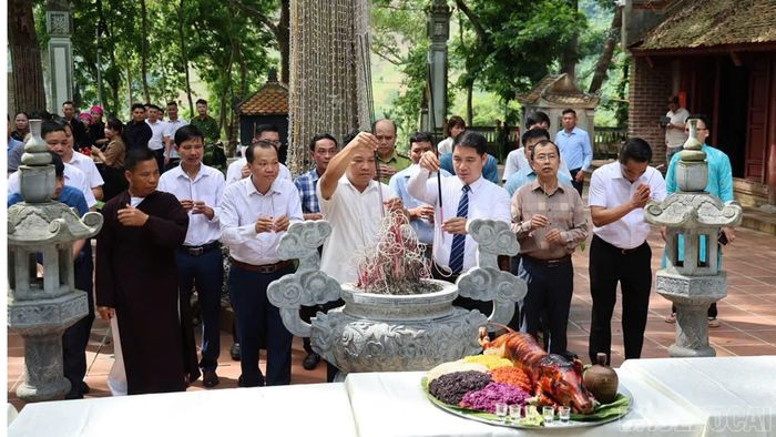 Dâng hương Đền Ken.
