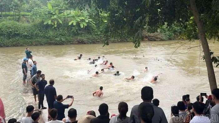 Trò chơi bắt vịt dưới nước thu hút đông đảo người dân, du khách.