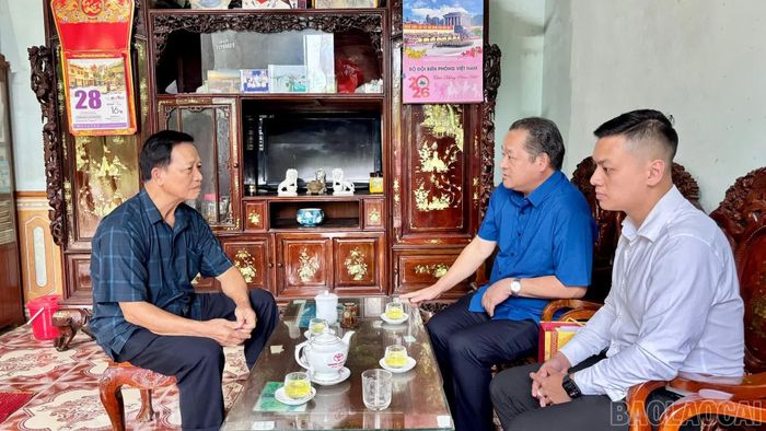  Đồng chí Lý Bình Minh thăm hỏi sức khỏe đồng chí Vi Lam Sơn. 