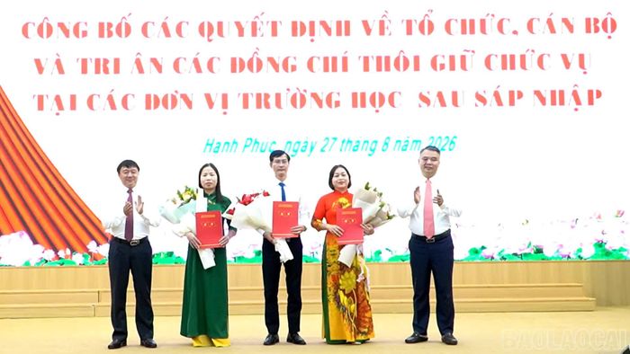 Lãnh đạo xã Hạnh Phúc trao quyết định bổ nhiệm Hiệu trưởng và Bí thư Chi bộ các đơn vị trường mới thành lập.