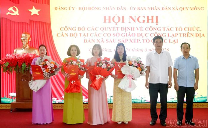 Các đồng chí lãnh đạo xã Quy Mông trao quyết định và tặng hoa chúc mừng các đồng chí trong Ban Giám hiệu Trường mầm non Quy Mông.