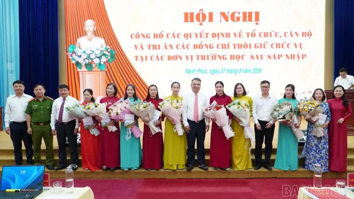 Lãnh đạo xã Hạnh Phúc tặng hoa, quà tri ân các cán bộ quản lý không tham gia công tác lãnh đạo quản lý sau sáp nhập.