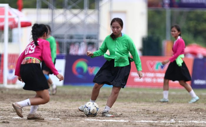 Tinh thần thể thao cao thượng, fair-play luôn được các cô gái duy trì xuyên suốt trận đấu, tạo nên hình ảnh đẹp và đầy cảm xúc trên sân cỏ.
