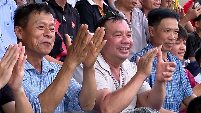 Niềm vui, tiếng reo hò và sự cổ vũ nhiệt thành từ khán đài trở thành nguồn động lực tiếp thêm hưng phấn, giúp các cầu thủ thi đấu tự tin và cháy hết mình trên sân cỏ.