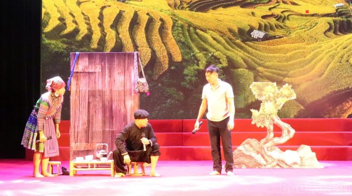Chương trình văn nghệ thu hút đông đảo Nhân dân đến theo dõi.