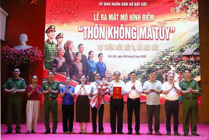Công bố Quyết định của Chủ tịch UBND xã về việc thành lập mô hình điểm “Thôn không ma túy”.