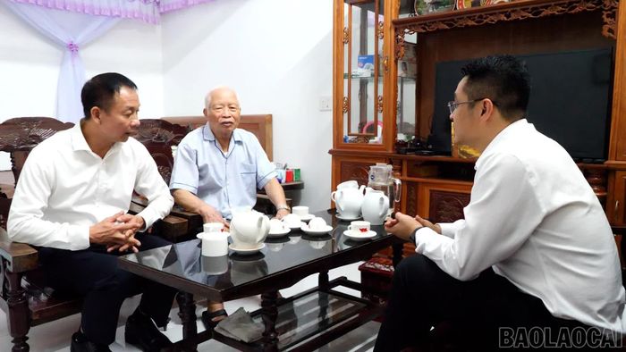 Đồng chí Vũ Quỳnh Khánh thăm, tặng quà ông Nguyễn Đăng Bi - nguyên Phó Chủ tịch HĐND tỉnh Yên Bái (cũ).