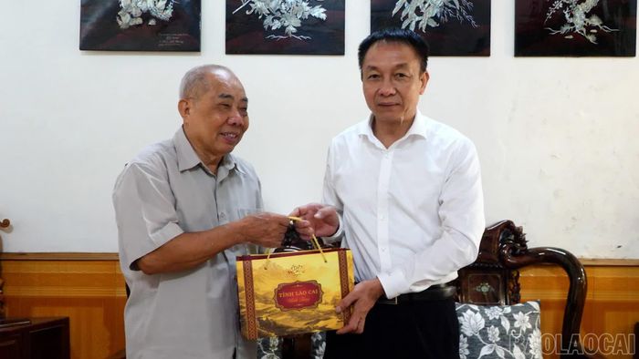 Đồng chí Vũ Quỳnh Khánh thăm, tặng quà ông Trần Viết Hưởng - nguyên Tỉnh ủy viên, nguyên Phó Chủ tịch HĐND tỉnh Yên Bái (cũ).