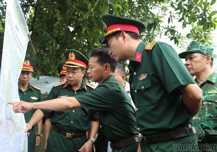 Thiếu tướng Nguyễn Ngọc Ngân và các nhân chứng trao đổi thông tin về một số vị trí được khoanh vùng tìm kiếm.