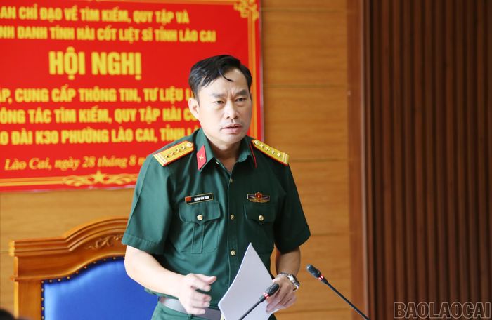 Đại tá Hoàng Văn Toàn - Phó Chính ủy Bộ Chỉ huy Quân sự tỉnh Lào Cai, Phó Trưởng Ban Chỉ đạo về tìm kiếm, quy tập và xác định danh tính hài cốt liệt sĩ tỉnh Lào Cai phát biểu kết luận hội nghị.