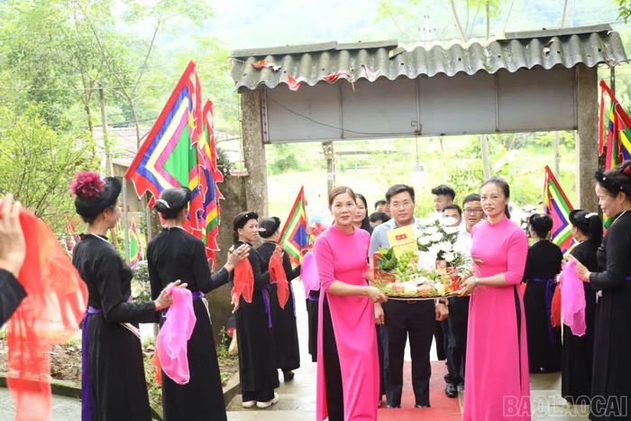 Lãnh đạo địa phương dâng hương tại di tích.