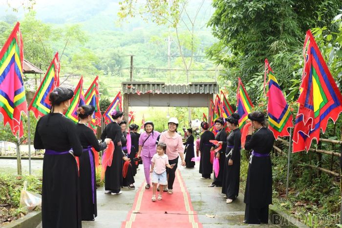 Đông đảo Nhân dân và du khách dâng hương tại Đình Bằng Là, cầu mong mưa thuận gió hòa, bản làng bình yên.