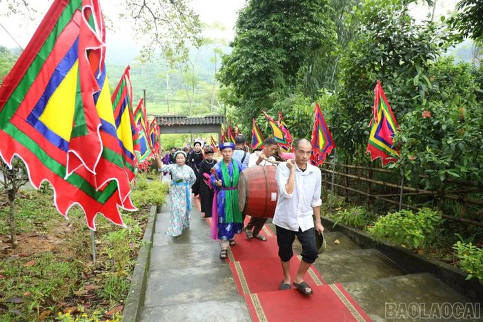 Nghi thức rước lễ mặn lên Đình Bằng Là.