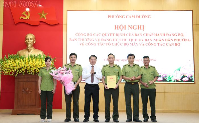 Lãnh đạo phường Cam Đường trao quyết định thành lập Chi bộ Hạt kiểm lâm Bát Xát.
