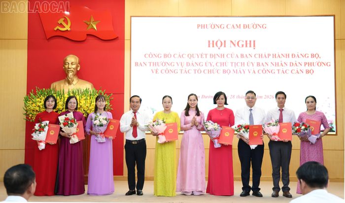 Lãnh đạo phường Cam Đường trao quyết định, tặng hoa chúc mừng các trường học mới thành lập.