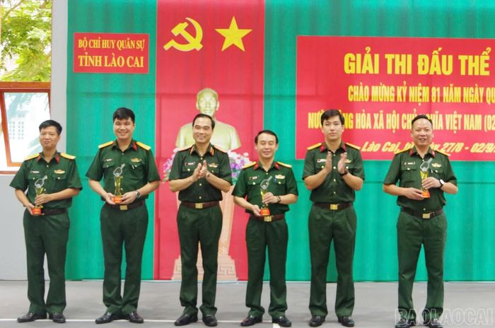 Thiếu tướng Đặng Quốc Đồng - Ủy viên Ban Thường vụ Tỉnh ủy, Chỉ huy trưởng Bộ Chỉ huy Quân sự tỉnh trao giải cho các vận động viên.
