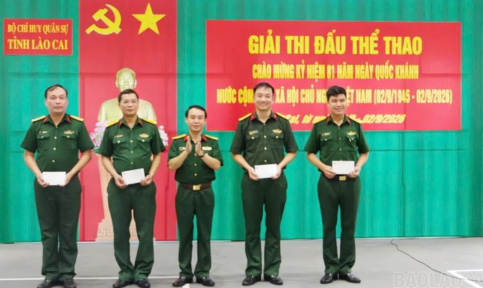 Trao giải cho các vận động viên có thành tích xuất sắc.