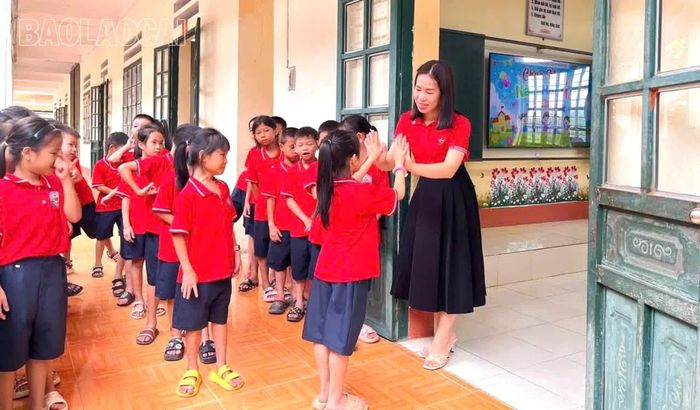 Cô và trò Trường Tiểu học và THCS Hợp Thành, xã Hợp Thành, tỉnh Lào Cai hân hoan ngày tựu trường.