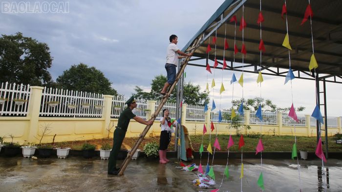 Trang trí điểm trường trước thềm năm học mới.