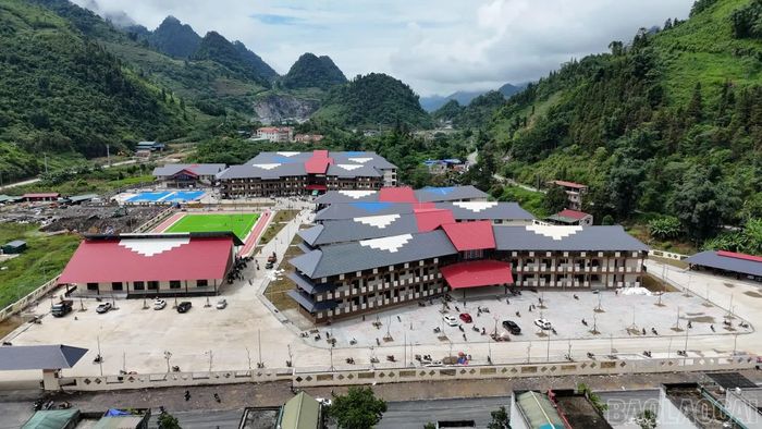 Trường Phổ thông dân tộc nội trú Tiểu học và THCS Mường Khương hoàn thành, kịp đón học sinh tựu trường.