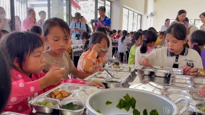 Bữa ăn nội trú đầu tiên của học sinh Trường Phổ thông Dân tộc Nội trú Tiểu học và THCS Mường Khương.