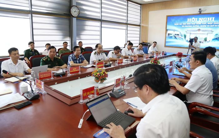 Đại diện các sở, ngành, lực lượng chức năng tham dự cuộc họp.