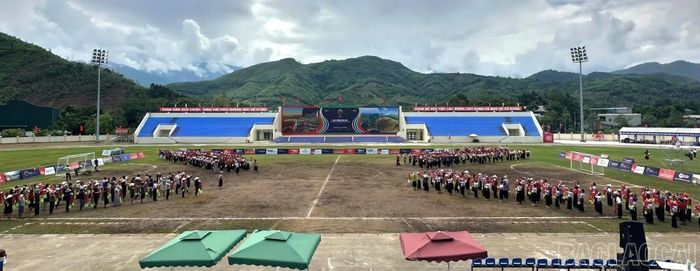 150 diễn viên nữ của phường Trung Tâm phối hợp cùng lực lượng các xã, phường thực hiện màn đại xòe tại sân vận động phường Nghĩa Lộ.
