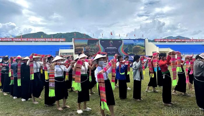 Các diễn viên phường Trung Tâm tham gia tổng duyệt màn đại xòe phục vụ Lễ bế mạc VTV Cup lần thứ I.