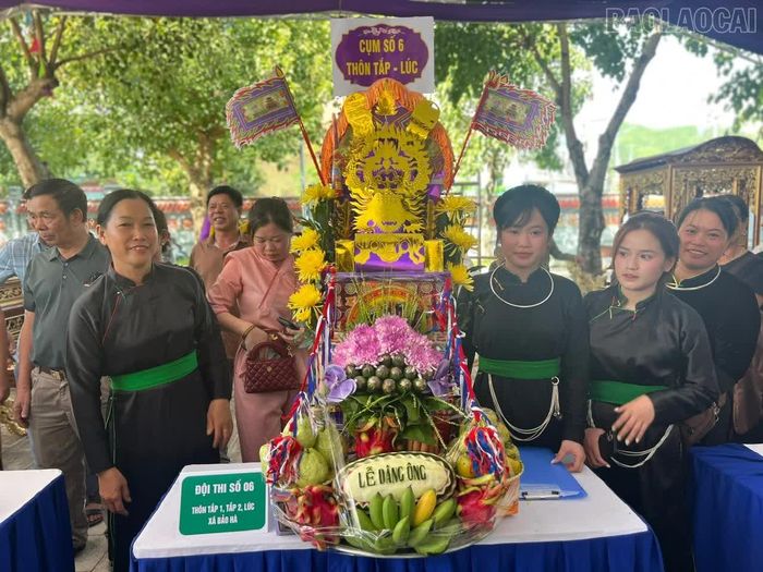 Mỗi đội mang đến hội thi một mâm lễ được chuẩn bị công phu, tỉ mỉ theo phong tục truyền thống.