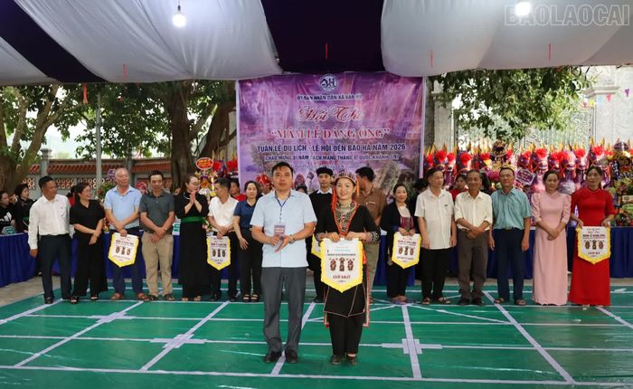 Kết thúc hội thi, Ban tổ chức trao giải cho các đội đạt thành tích xuất sắc. Đội thi số 5, đại diện cho thôn Bông và thôn Khoai, giành giải nhất.