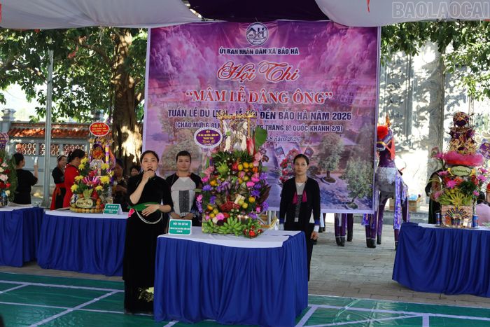 Các đội thi thuyết trình về ý nghĩa của mâm lễ, thể hiện lòng thành kính với Quan Hoàng Bảy và nét đẹp văn hóa truyền thống.