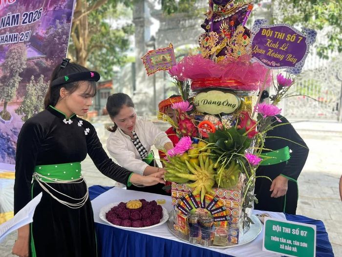 Các sản vật đặc trưng của địa phương được lựa chọn, bài trí trên mâm lễ dâng ông.